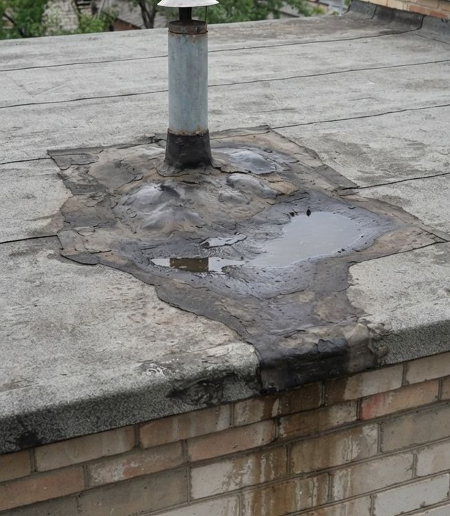 Дах будинку на Холодній Горі до ремонту — протікання навколо вентиляційної труби та тріщини